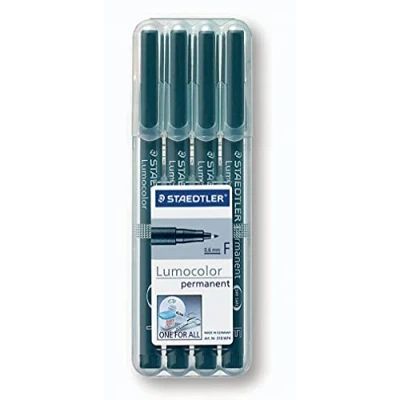 Abbildung von STAEDTLER permanenter Universalstift Lumocolor, wisch und wasserfest, sekundenschnell trocken, nachfüllbar, Linienbreite 0,6 mm, 4 schwarze Marker in stabiler Box, 318 9WP4HZ