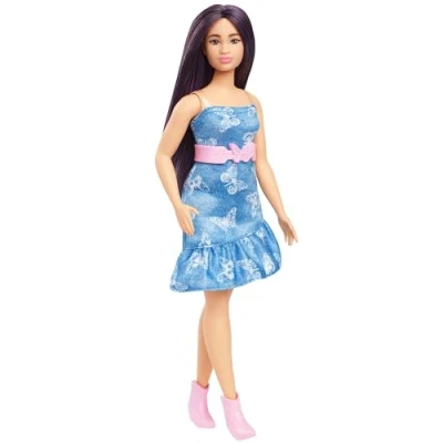 Abbildung von Barbie Fashionistas Puppe Nr. 231 mit violettem Haar, trägerlosem Denim Kleid Schmetterlingsdruck rosa Gürtel und Stiefeln, HYT89