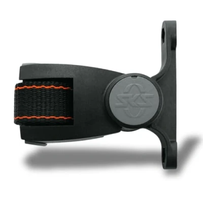 Abbildung von SKS GERMANY ADAPTER für Flaschenhalter (Fahrradzubehör zur flexiblen Befestigung von Flaschenhaltern, mit Schnellverschluss, verstellbarer Winkel, Riemen), schwarz