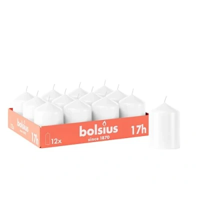 Abbildung von Bolsius Glatte Stumpenkerzen Weiß 12 Stück 8 x 6 cm Dekorative Haushaltkerzen Brenndauer 17 Stunden Unparfümierte Enthält Natürliches Pflanzenwachs Ohne Palmöl Weihnachtsdeko