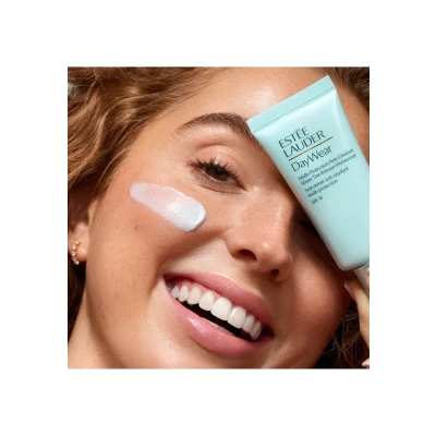 Abbildung von ESTÉE Lauder Daywear Sheer TINT Release Advanced Multiprotection Antioxidant Moisturizer SPF 15 Gesichtscreme, Damen, Größe: 50 ml,