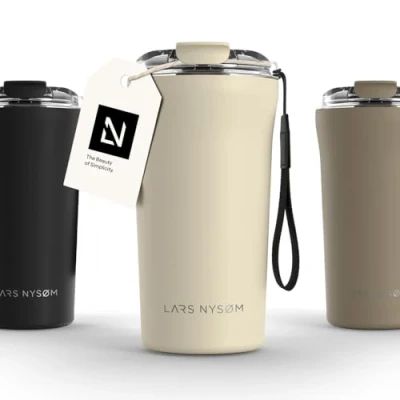 Abbildung von LARS NYSØM Thermo Kaffeebecher to go mit Trageschlaufe &amp; Tritan Deckel Travel Mug 0,5 Liter Isolierung Auslaufsicherer Edelstahl Thermobecher für Café Tee (Almond Beige, 500ml)