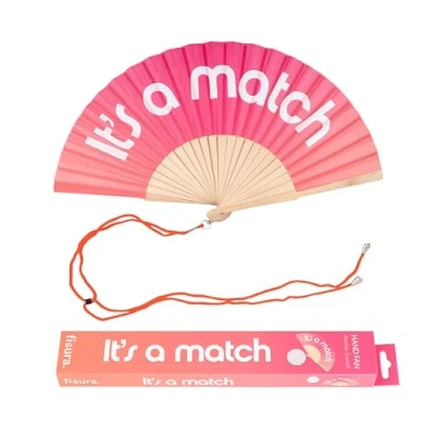 Abbildung von Fisura Holzfächer mit der Aufschrift &quot;It’s a match“. Trendiges Accessoire Farbverlauf in Rosa, moderner Handventilator aus Holz praktischem Aufhänger. Maße: 42,5 x 23 cm