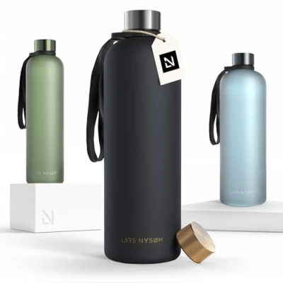 Abbildung von LARS NYSØM Trinkflasche 1l Wasserflasche Ultraleichte Tritan Sport Flasche auslaufsicher, Kohlensäure geeignet für Sport, Büro, Yoga 2 Deckel inkludiert (Black Gold, XL 1500ml)