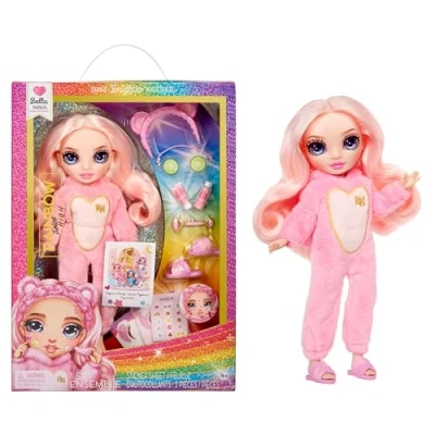Abbildung von Rainbow High Junior PJ Party Bella (Pink) 22 cm Puppe mit weichem Einteiler, Hausschuhen und Spielzubehör Kinderspielzeug Ideal für 4 12 Jahre