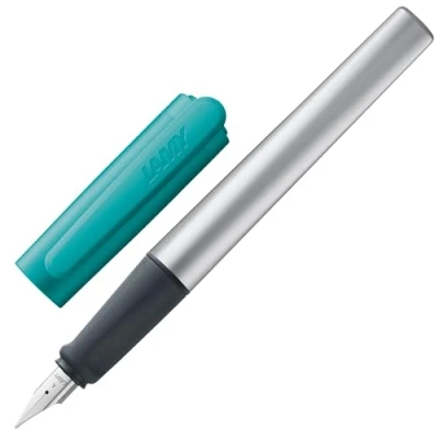 Abbildung von Lamy nexx smaragd Füller Füllhalter mit rutschfestem Griff &amp; polierter Stahlfeder in Strichbreite A dreieckiges Gehäuse aus Aluminium inkl. Tintenpatrone T 10 blau Rechtshänder