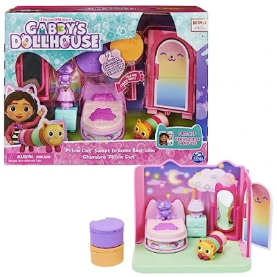 Abbildung von Gabby‘s Dollhouse Deluxe Raum, Sweet Dreams, Schlafzimmer mit Kuschelkatze (engl. Pillow Cat), 3 Möbelstücken und 2 Überraschungsboxen Zubehörteilen, geeignet für Kinder ab Jahren