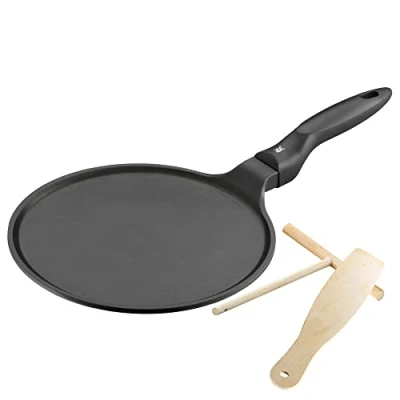 Abbildung von WMF Devil Crepe Pfanne Induktion 27 cm, Pfannkuchenpfanne mit Teigverteiler und Holzschaufel, Aluguss beschichtet