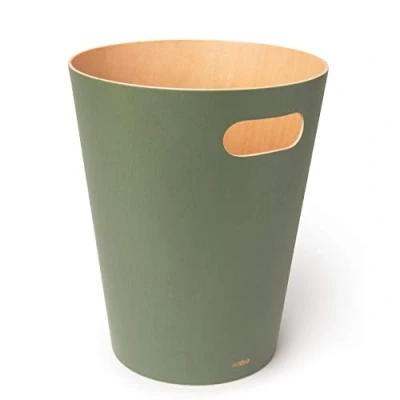 Abbildung von Umbra Woodrow Abfalleimer Zweifarbiger Holz Papierkorb für Büro, Badezimmer, Wohnzimmer und Mehr, 7,5l Fassungsvermögen, Salbeigrün, 27.94 x 22 cm