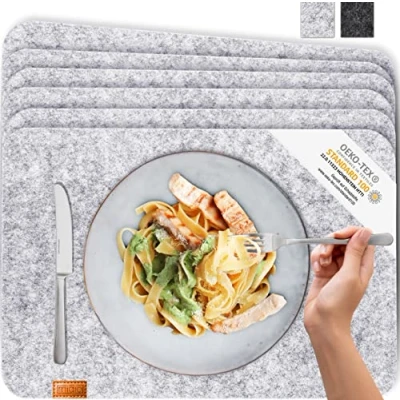 Abbildung von Miqio® Design Tischset aus Filz Marken Label echtem Leder 6er Set Platzset (grau meliert) abwaschbar Filzmatte Tisch Untersetzer Platzdeckchen abwischbar