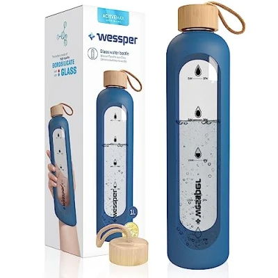 Abbildung von WESSPER Trinkflasche Glas 1L mit Zeitmarkierungen, BPA frei Trinkmotivation Borosilikat Wasserflasche, Luftdichte Glasflasche Bambus Deckel Wiederverwendbar Silikonhülle Blau
