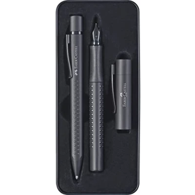 Abbildung von FABER CASTELL 201626 Geschenkset Grip Edition, All Black, mit Füller M und Kugelschreiber XB im Metalletui