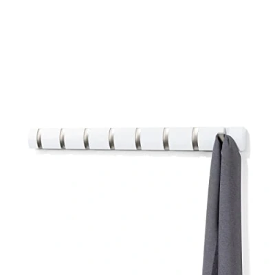 Abbildung von Umbra Flip 8 Garderobenhaken Moderne, Schlichte und Platzsparende Garderobenleiste mit Beweglichen Haken für Jacken, Mäntel, Schals, Handtaschen Mehr, Hochglanz Weiß