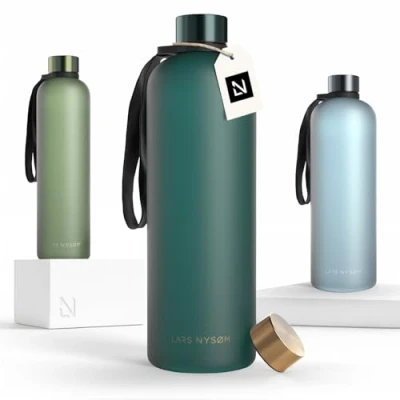 Abbildung von LARS NYSØM Trinkflasche 1 5l Wasserflasche 1500ml Ultraleichte Tritan Sport Flasche auslaufsicher, Kohlensäure geeignet für Sport, Büro, Yoga 2 Deckel inkludiert (Green Gold, XL 1500ml)