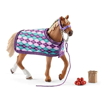 Abbildung von schleich 42360 Englisches Vollblut mit Decke, für Kinder ab 5 12 Jahren, HORSE CLUB Spielset