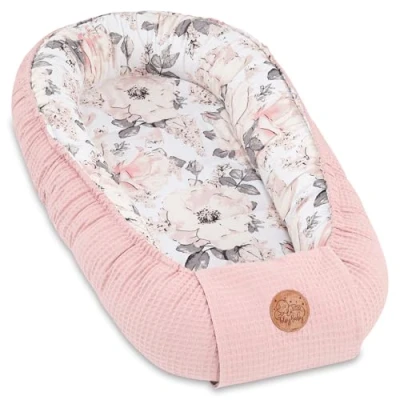 Abbildung von Babynest Neugeborene Nestchen Baby 90x50 cm Kokon Handmade zweiseitig aus Waffel Piqué Baumwolle Schlummer Wilde Rose