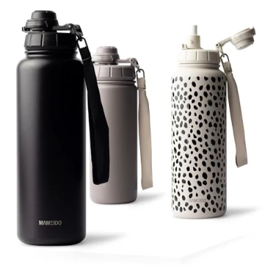 Abbildung von MAMEIDO Thermosflasche mit Strohhalm 700ml, auslaufsichere Trinkflasche Edelstahl isoliert, Wasserflasche Trageschlaufe, Isolierflasche BPA frei (Rich Black, 0,7l)
