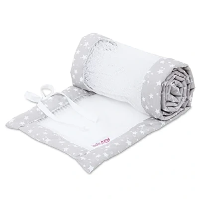 Abbildung von babybay Nestchen Mesh Piqué / Bettumrandung für Beistellbett Stoßschutz Baby Bett, passend Modell Maxi, Boxspring, Comfort und Plus, perlgrau Sterne weiß