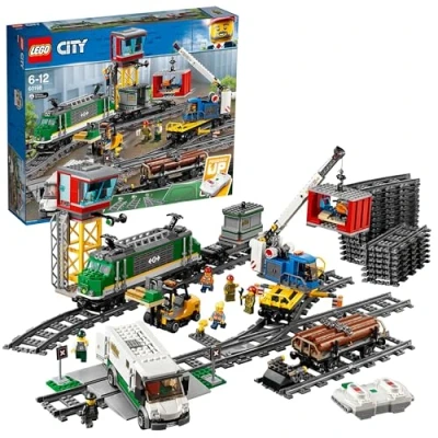 Abbildung von LEGO City Güterzug, Set mit batteriebetriebenem Motor, Bluetooth Fernbedienung, 3 Wagen, Gleise und Zubehör 60198