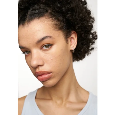 Abbildung von Maybelline New York FIT ME Matte &amp; Poreless Makeup Foundation, Damen, Größe: 30 ml, 128 warm
