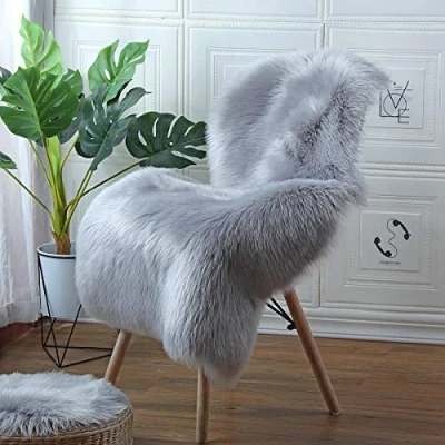 Abbildung von HEQUN Lammfell Teppich Kunstfell Schaffell Imitat Wohnzimmer Teppiche Flauschig Gemütliches Bettvorleger Sofa Matte (Grau, 75 x 120 cm)