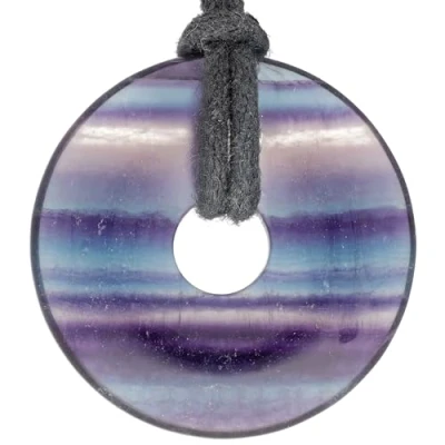 Abbildung von Lebensquelle Plus Edelstein Donut Ø 30 mm + Baumwollband Edelsteinkarte Naturstein Anhänger Halskette Echte Heilsteinkette inkl. Band (Fluorit)