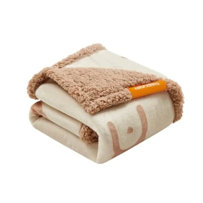 Abbildung von Feandrea wasserdichte Hundedecke, Sherpa Fleece Haustier Decke für Miniaturhunde und kleine Hunde, Katzen, 101 x 73 cm, M, maschinenwaschbar, beidseitiger Sofabezug Schutz, beige PPB040K01