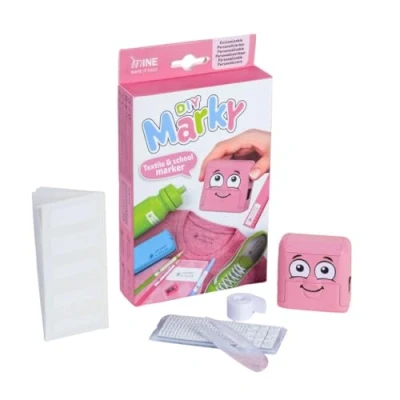 Abbildung von DIY MARKY Anpassbarer Stempel für Kinder Kleidung und Kinderartikel Enthält Tinte bis zu 1000 Drucke Komplettes Set mit Etiketten Thermo Klebeband (Rosa)