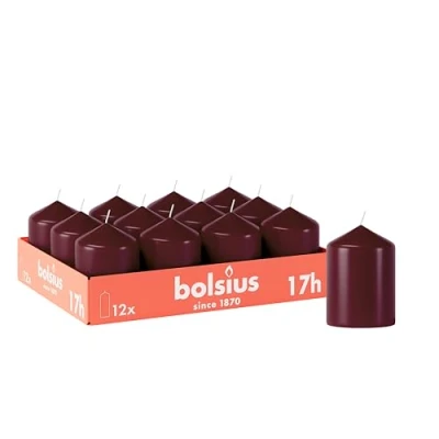 Abbildung von Bolsius Glatte Stumpenkerzen Bordeauxrot 12 Stück 8 x 6 cm Dekorative Haushaltkerzen Brenndauer 17 Stunden Unparfümierte Enthält Natürliches Pflanzenwachs Ohne Palmöl