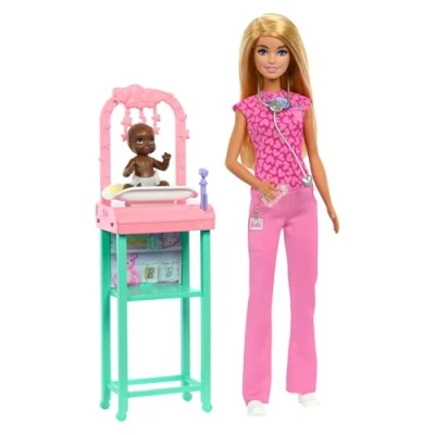 Abbildung von Barbie Kinderärztin Puppe mit blonder Modepuppe und pinkfarbenem Kittel Set, 1 Baby Patientenpuppe Zubehör Möbeln, JCR72