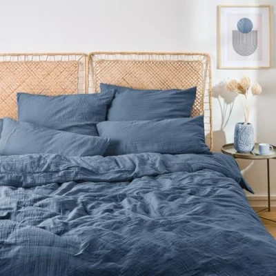 Abbildung von Blumtal Musselin Bettwäsche 135x200 cm + 80x80 Oeko TEX zert. aus 100% Baumwolle extra weiches Set waschbar bei 40 C Sommerbettwäsche Dunkelblau