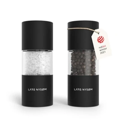 Abbildung von LARS NYSØM Salz und Pfeffer Mühlen Set aus Edelstahl mit einstellbarem Keramik Mahlwerk 2 Stück I Design Gewürzmühlen Manuell (2er Set) (Carbon Black)