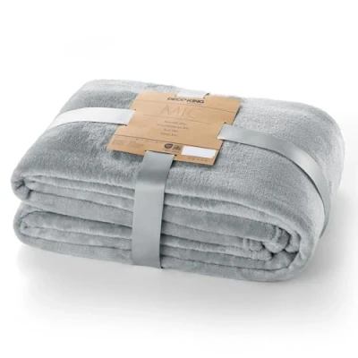 Abbildung von DecoKing Kuscheldecke 160x210 cm Silber Decke Microfaser Tagesdecke Fleece weich sanft kuschelig Stahl grau Grey Steel Silver Mic
