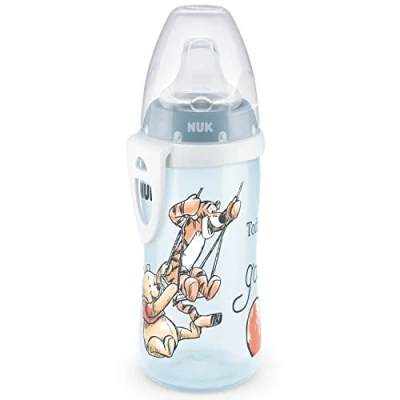 Abbildung von NUK Active Cup Trinklernbecher 12+ Monate auslaufsichere Trinkschnabel Clip &amp; Schutzkappe BPA frei 300 ml Disney Winnie Puuh (Blau)