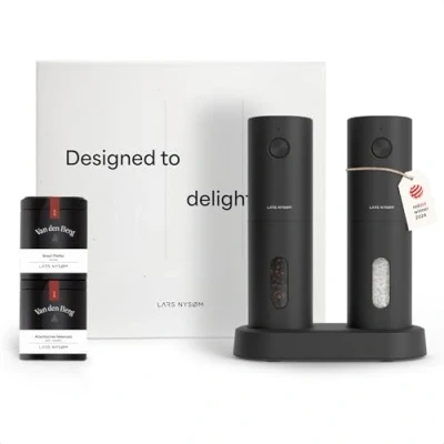 Abbildung von LARS NYSØM Elektrische Gewürzmühlen &amp; Gewürze Geschenkset Salz und Pfeffermühlen Set mit 2 hochwertigen Gewürzdosen (Salz, Pfeffer) Schöne Geschenkbox (Geschenkset 2x Carbon Black)