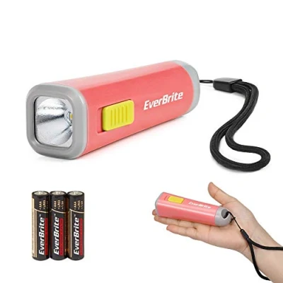 Abbildung von EverBrite Mini LED Taschenlampe mit Kordel bunt klein Korallenrot Kunststoff 1 W 3 AAA Batterien, für Camping, Geburtstagsgeschenk