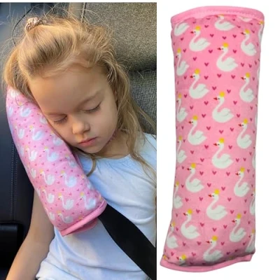 Abbildung von HECKBO Auto Schlafkissen für Kinder Mädchen Jungen Schwan mit Herzen maschinenwaschbar 30x12cm Gurtkissen, Gurtschoner, Gurtschutz Sitzerhöhung, Kissen, Reisekissen, Urlaub
