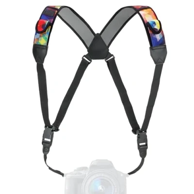 Abbildung von USA GEAR Brustgurt für DSLR Kameras mit Schnellverschlussschnallen, geometrischem Neoprenmuster und Zubehörtaschen kompatibel Canon, Nikon, Sony Point and Shoot spiegellosen