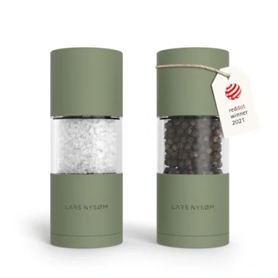 Abbildung von LARS NYSØM Salz und Pfeffer Mühlen Set aus Edelstahl mit einstellbarem Keramik Mahlwerk 2 Stück I Design Gewürzmühlen Manuell (2er Set) (Sage Green)