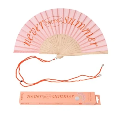 Abbildung von Fisura Holzfächer mit der Aufschrift &quot;Never ending summer“. Farbenfrohes, modernes Accessoire rosa orangefarbenem Design, tragbarer Handventilator Aufhänger. Maße: 42,5 x 23 cm