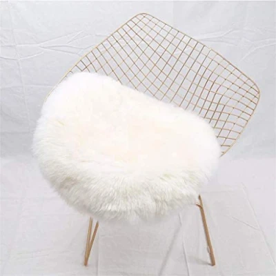 Abbildung von HEQUN Faux Lammfell Schaffell Teppich, Lammfellimitat Teppich Longhair Fell Optik Nachahmung Wolle Bettvorleger Sofa Matte (45x 45 cm, Weiße)