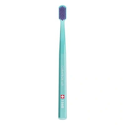 Abbildung von Curaprox Zahnbürste CS 1560 Soft Handzahnbürste für Erwachsene mit CUREN Borsten Türkis Violett