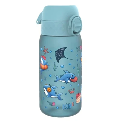 Abbildung von Ion8 Kinder Trinkflasche, 350ml, Auslaufsicher, Einhandöffnung, Sichere Verriegelung, Spülmaschinenfest, BPA frei, Tragegriff, Klappdeckel, Leicht zu Reinigen, Klimaneutral, Haie, Design