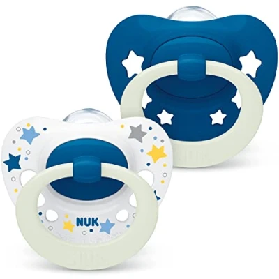 Abbildung von NUK Signature Night Babyschnuller 0−6 Monate Beruhigt 95 % der Babys BPA freie Silikonschnuller in Herzform Leuchtet im Dunkeln Mit Etui Blaue Sterne 2 Stück