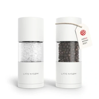 Abbildung von LARS NYSØM Salz und Pfeffer Mühlen Set aus Edelstahl mit einstellbarem Keramik Mahlwerk 2 Stück I Design Gewürzmühlen Manuell (2er Set) (Pure White)