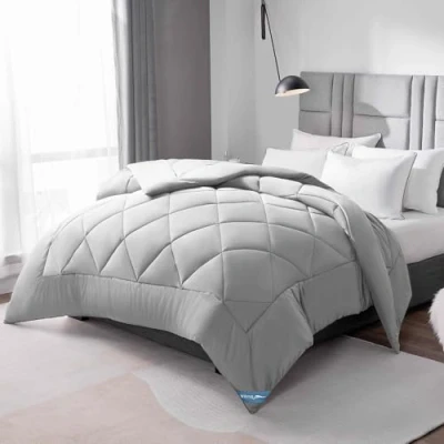 Abbildung von WAVVE Bettdecke 220x240 cm Ganzjahresdecke 4 Jahreszeiten, Steppdecke 300gsm Mikrofaser 240x220cm, Super Weiche Zudecke Schlafdecke Atmungsaktive 220 x 240 Hellgrau