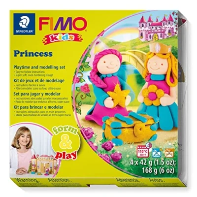Abbildung von Staedtler 8034 06 LY Fimo kids form&amp;play Set Princess (superweiche, ofenhärtende Knete, kinderleichte Anleitung, wiederverschließbare Box, mit 4 Blöcken, 1 Modellierstab und Spielkulisse)