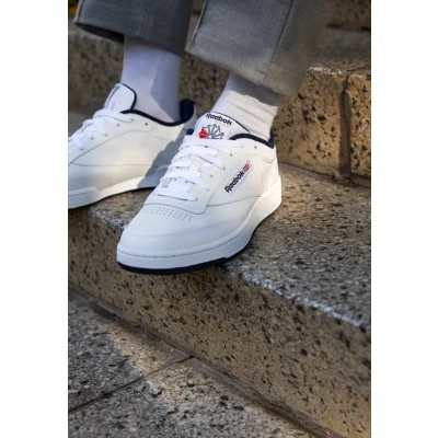 Abbildung von Reebok Classic CLUB C 85 Unisex Sneaker low, Größe: 36, White/navy Leder und textil