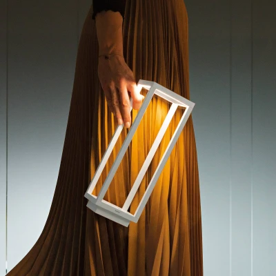 Abbildung von Zafferano, Home Pro Lampe, Wiederaufladbare und Kabellose Tischlampe mit Touch Control, Geeignet für den Innen Außenbereich, Dimmer, 3000 K, Höhe 29,4 cm, Farbe Weiß