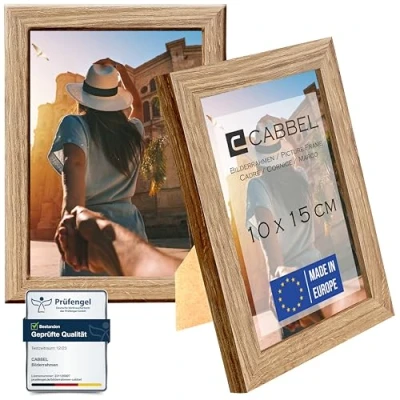 Abbildung von CABBEL Doppelpack (2er Set) Bilderrahmen 10x15 cm, Eiche, stabiles MDF Holz Rahmen, bruchsicherem Plexi Glas, zum Aufhängen &amp; Aufstellen, ideal für Fotos/Bilder/Collage